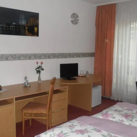 Eigelstein מלון 2*